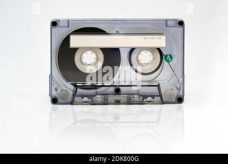 Cassette audio transparente de 90 minutes avec étiquette adhésive vierge. Face A de la cassette. Bande magnétique et reproduction audio des années 70 et 80. Niv Banque D'Images