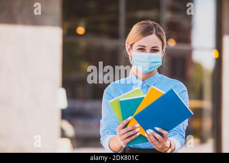 L'enseignant est prêt à commencer à étudier dans une épidémie Banque D'Images