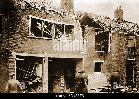 Dégâts causés par la bombe en Grande-Bretagne après la première attaque par des avions allemands contre la Grande-Bretagne au cours de la première Guerre mondiale. La campagne principale contre la Grande-Bretagne a commencé en janvier 1915 en utilisant des avions . La marine et l'armée allemandes Luftstreitkräfte ont monté plus de 50 raids de bombardement 'zeppelin' sur le Royaume-Uni, bien que les deux Zeppelin et Schütte-Lanz aient été utilisés. Banque D'Images