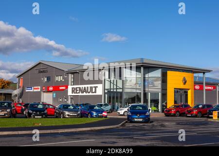 Kidwelly, pays de Galles, Royaume-Uni, 20 novembre 2016 : concession de la salle d'exposition de voitures Renault montrant son logo de société et ses véhicules à vendre, photo de stock Banque D'Images