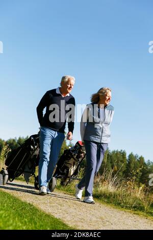 Senior couple on golf course Banque D'Images