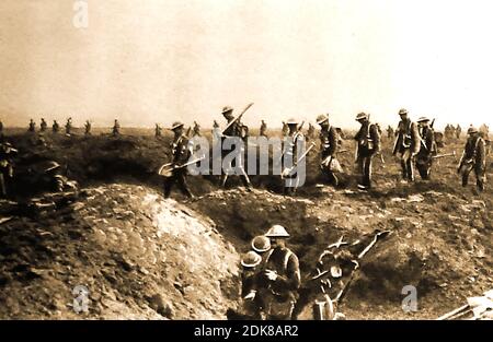 Juillet 1916 WWI . Une vieille photo de presse d'un groupe de creusage de la « brigade de sapins » sur la somme, qui fait avancer les soldats britanniques transportant des bêches métalliques à poignée en bois pour créer des dugouts dans les tranchées bombardées. Banque D'Images