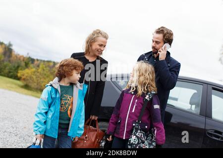 Les parents avec deux enfants Banque D'Images