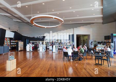 Café dans le hall d'entrée du Musée des colons Toitu Otago, Dunedin, Otago, Île du Sud, Nouvelle-Zélande, Océanie Banque D'Images