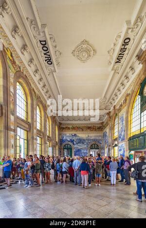 Gare de Sao Bento. C'est un terminal ferroviaire du XXe siècle. La gare est située dans le centre historique de Porto. Portugal Banque D'Images