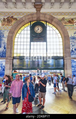 Gare de Sao Bento. C'est un terminal ferroviaire du XXe siècle. La gare est située dans le centre historique du Portugal Banque D'Images