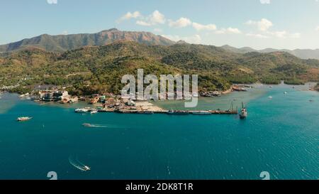 Vue aérienne du port de ferry de la ville de Coron, sur l'île de Busuanga, Philippines.Ferries et véhicules de transport de passagers dans le port . Port de passagers et de fret avec des navires. Banque D'Images