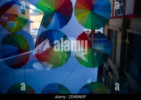 Katmandou, Népal. 15 décembre 2020. Une bande colorée de parasols mis en place pour l'embellissement le long des rues se reflète sur un verre d'un véhicule à Sankata, Nouvelle route à Katmandou, Népal, le mardi 15 décembre 2020. Crédit: Skanda Gautam/ZUMA Wire/Alay Live News Banque D'Images