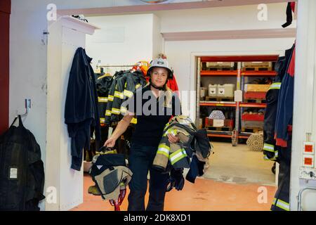 Pompier féminin dans une caserne de pompiers Banque D'Images