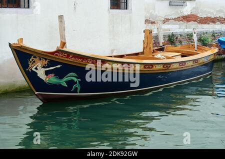 Venise, Italie - 21 septembre 2014 : canal de Venise et bateau avec peinture de sirène. Les touristes du monde entier apprécient la ville historique de Venise Banque D'Images