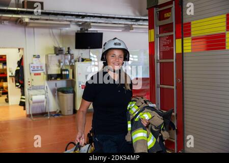 Pompier féminin dans une caserne de pompiers Banque D'Images