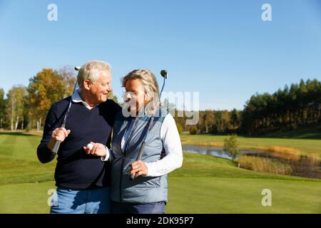 Senior couple on golf course Banque D'Images