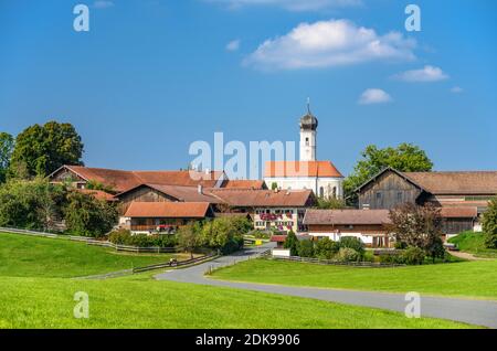 Allemagne, Bavière, haute-Bavière, Oberland, Wefil, quartier Kleinhöhenkirchen avec église paroissiale de la Visitation de Marie Banque D'Images