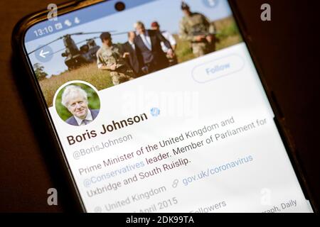 Bucarest, Roumanie - 13 décembre 2020: Détails avec le compte Twitter de Boris Johnson sur un écran d'appareil mobile. Banque D'Images