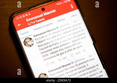 Bucarest, Roumanie - 13 décembre 2020: Détails sur le compte Twitter d'Emmanuel Macron sur un écran d'appareil mobile. Banque D'Images