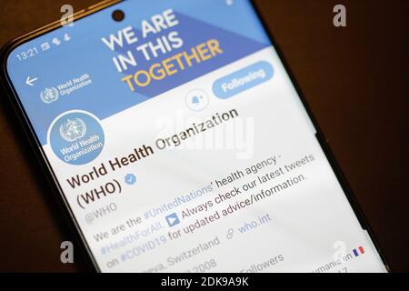 Bucarest, Roumanie - 13 décembre 2020 : détails sur le compte Twitter de l'Organisation mondiale de la Santé (OMS) sur un écran d'appareil mobile. Banque D'Images