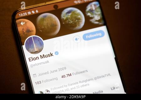 Bucarest, Roumanie - 13 décembre 2020: Détails sur le compte Twitter d'Elon Musk sur un écran d'appareil mobile. Banque D'Images
