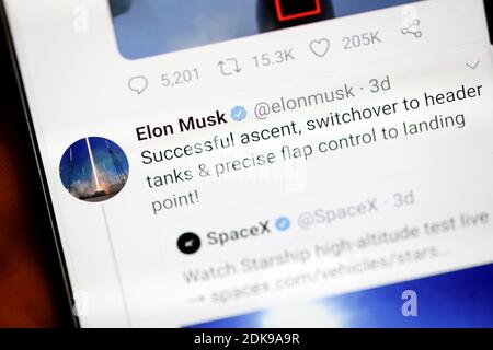 Bucarest, Roumanie - 13 décembre 2020: Détails sur le compte Twitter d'Elon Musk sur un écran d'appareil mobile. Banque D'Images