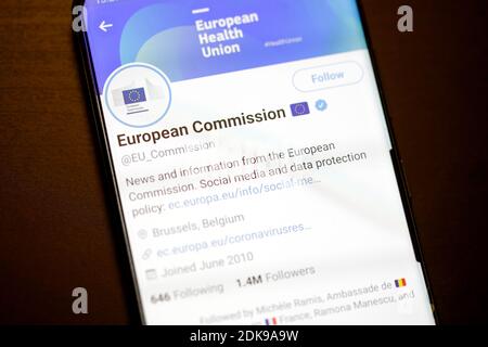 Bucarest, Roumanie - 13 décembre 2020: Détails sur le compte Twitter de la Commission européenne sur un écran d'appareil mobile. Banque D'Images