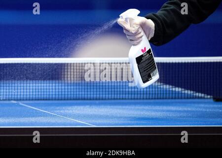 15 décembre 2020, Rhénanie-du-Nord-Westphalie, Düsseldorf: Tennis de table, hommes: Ligue des champions, finale, quarts de finale, UMMC Ekaterinburg - Bogoria Mazowiecki. Un assistant nettoie la table après une comparaison. Photo: Marius Becker/dpa Banque D'Images