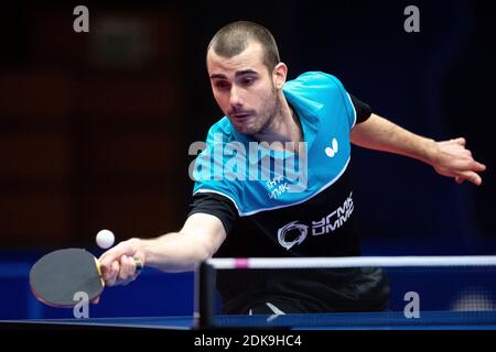 15 décembre 2020, Rhénanie-du-Nord-Westphalie, Duesseldorf: Tennis de table, hommes: Ligue des Champions, finale, quarts de finale, UMMC Ekaterinburg - Bogoria Mazowiecki. Tomislav Pucar de l'UMMC Ekaterinbourg joue le ballon pendant le match contre Redzimski de Bogoria Mazowiecki. Photo: Marius Becker/dpa Banque D'Images