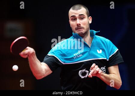 15 décembre 2020, Rhénanie-du-Nord-Westphalie, Duesseldorf: Tennis de table, hommes: Ligue des Champions, finale, quarts de finale, UMMC Ekaterinburg - Bogoria Mazowiecki. Tomislav Pucar de l'UMMC Ekaterinbourg joue le ballon pendant le match contre Redzimski de Bogoria Mazowiecki. Photo: Marius Becker/dpa Banque D'Images
