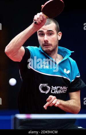 15 décembre 2020, Rhénanie-du-Nord-Westphalie, Duesseldorf: Tennis de table, hommes: Ligue des Champions, finale, quarts de finale, UMMC Ekaterinburg - Bogoria Mazowiecki. Tomislav Pucar de l'UMMC Ekaterinbourg joue le ballon pendant le match contre Redzimski de Bogoria Mazowiecki. Photo: Marius Becker/dpa Banque D'Images