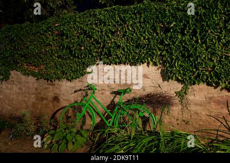 Allemagne, Saxe-Anhalt, Drübeck, Harz, un vélo vert s'appuie contre le mur du monastère, l'abbaye de Drübeck Banque D'Images