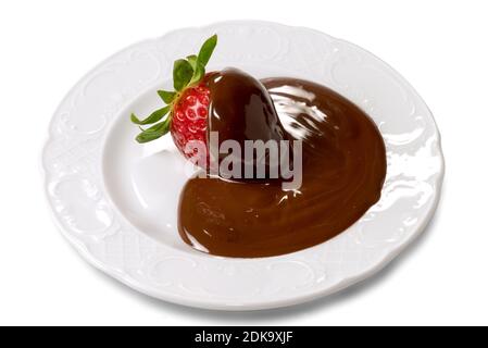 fraise recouverte de chocolat noir fondu dans une assiette blanche isolée sur blanc Banque D'Images