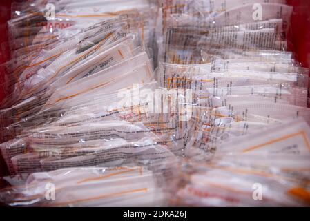 Les masques FFP2 sont dans une boîte. Banque D'Images