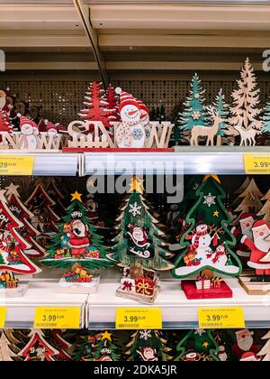 Budva, Monténégro - 15 décembre 2020 : jouets en bois de Noël sur les étagères du magasin. Banque D'Images