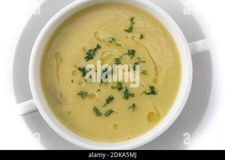 Soupe d'asperges vertes fraîches isolée sur fond blanc Banque D'Images