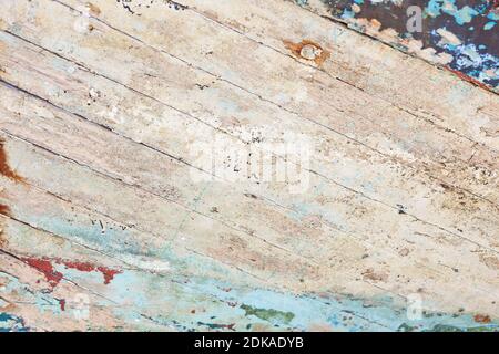 Détail de la coque d'un ancien navire en bois avec résidus de peinture et rouille. Port de Portbail, Normandie, France Banque D'Images