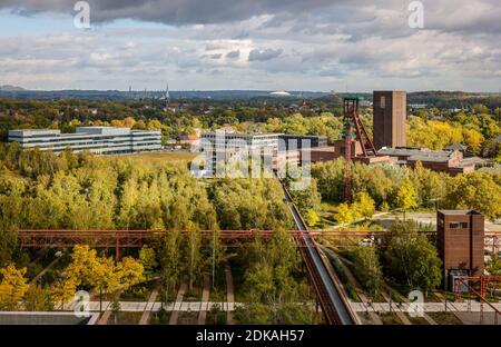 Essen, région de la Ruhr, Rhénanie-du-Nord-Westphalie, Allemagne - Zeche Zollverein, patrimoine mondial de l'UNESCO Zollverein, Zollverein Shaft 1/2/8, Foerderturm, Théâtre PACT Zollverein, Folkwang Universitaet der Kuenste. Banque D'Images