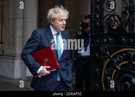 Londres, Royaume-Uni. 15 décembre 2020. Le premier ministre, Boris Johnson, revient de la réunion du Cabinet. Crédit : Mark Thomas/Alay Live News Banque D'Images