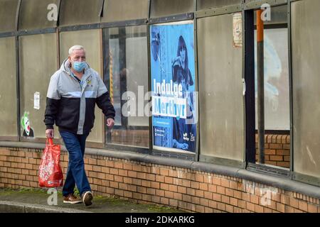 Un homme passe devant la gare routière de Merthyr Tydfil, la ville où le taux de cas de coronavirus est le plus élevé du pays de Galles depuis sept jours. Banque D'Images