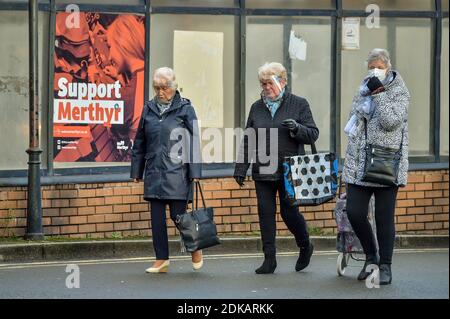 Les gens marchent devant la gare routière de Merryr Tydfil, la ville avec le plus haut taux de cas de coronavirus sur sept jours au pays de Galles. Banque D'Images