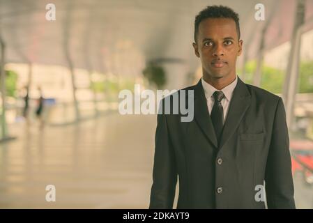 Jeune homme d'affaires africain explorant la ville de Bangkok, Thaïlande Banque D'Images