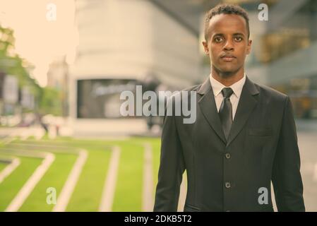 Jeune homme d'affaires africain explorant la ville de Bangkok, Thaïlande Banque D'Images