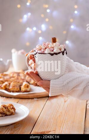 Torches à la cannelle et chocolat chaud pour le petit déjeuner de Noël allumé allumé avec fond lumineux Banque D'Images