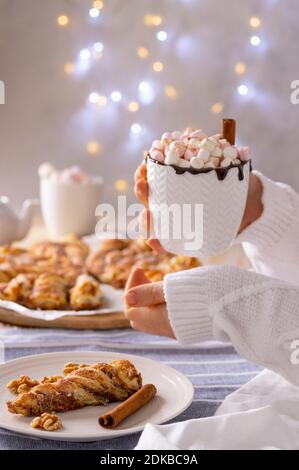 Torches à la cannelle et chocolat chaud pour le petit déjeuner de Noël allumé allumé avec fond lumineux Banque D'Images