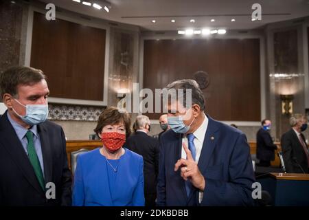 Le sénateur américain Joe Manchin III (démocrate de la Virginie occidentale), à droite, parle avec la sénatrice américaine Susan Collins (républicaine du Maine), au centre, et le sénateur américain Mark Warner (démocrate de la Virginie), à gauche, à la tête d'un groupe bipartisan de sénateurs américains annonçant le texte législatif des deux bipartites, Les projets de loi bicaméraux COVID-19 sur les secours d'urgence qui prévoient de fournir jusqu'à 908 milliards de dollars en secours d'urgence à Capitol Hill, à Washington, DC, le lundi 14 décembre 2020. La première va allouer 748 milliards de dollars pour une aide supplémentaire aux PPP et une allocation chômage, et une deuxième facture de 160 milliards de dollars pour provid Banque D'Images