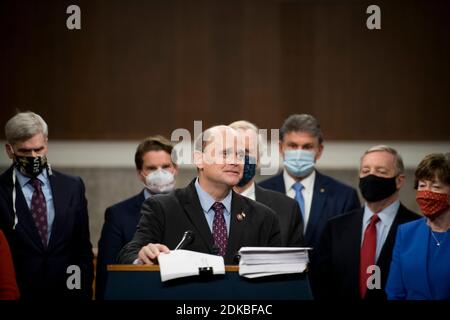 Le représentant des États-Unis Tom Reed (républicain de New York) fait des remarques tandis que le sénateur américain Joe Manchin III (démocrate de Virginie occidentale) et un groupe bipartisan de sénateurs américains annoncent le texte législatif des deux bipartisanes, Les projets de loi bicaméraux COVID-19 sur les secours d'urgence qui prévoient de fournir jusqu'à 908 milliards de dollars en secours d'urgence dans l'édifice Dirksen du bureau du Sénat à Capitol Hill, à Washington, DC, le lundi 14 décembre 2020. La première prévoit une allocation de 748 milliards de dollars pour une aide plus importante aux PPA et une allocation chômage, et une deuxième facture de 160 milliards de dollars pour l'aide à l'État et l Banque D'Images