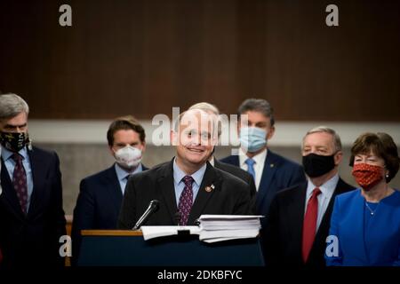 Le représentant des États-Unis Tom Reed (républicain de New York) fait des remarques tandis que le sénateur américain Joe Manchin III (démocrate de Virginie occidentale) et un groupe bipartisan de sénateurs américains annoncent le texte législatif des deux bipartisanes, Les projets de loi bicaméraux COVID-19 sur les secours d'urgence qui prévoient de fournir jusqu'à 908 milliards de dollars en secours d'urgence dans l'édifice Dirksen du bureau du Sénat à Capitol Hill, à Washington, DC, le lundi 14 décembre 2020. La première prévoit une allocation de 748 milliards de dollars pour une aide plus importante aux PPA et une allocation chômage, et une deuxième facture de 160 milliards de dollars pour l'aide à l'État et l Banque D'Images