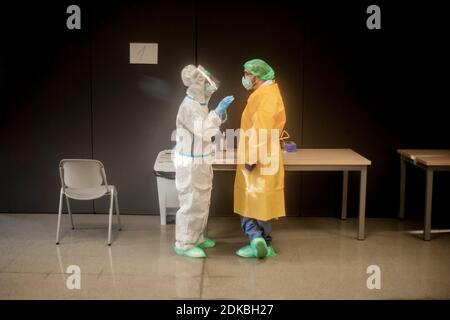 Barcelone, Espagne. 15 décembre 2020. 15 décembre 2020, Barcelone, Catalogne, Espagne: Les travailleurs de la santé portant des engins de protection font une pause lors d'un dépistage de masse sur le site du coronavirus de test dans le district de Ciutat Vella de Barcelone, Espagne. Credit: Jordi Boixareu/Alamy Live News Banque D'Images