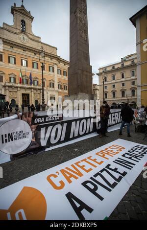 Rome, Italie. 15 décembre 2020. Les propriétaires de restaurant, les chefs et les serveurs protestent lors d'une manifestation devant le Parlement italien. La protestation est contre le couvre-feu imposé en Italie pour contenir la pandémie de Covid-19 et pour demander le soutien économique du gouvernement. Crédit : LSF photo/Alamy Live News Banque D'Images