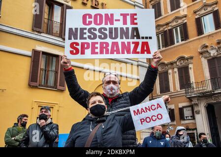 Rome, Italie. 15 décembre 2020. Les propriétaires de restaurant, les chefs et les serveurs protestent lors d'une manifestation devant le Parlement italien. La protestation est contre le couvre-feu imposé en Italie pour contenir la pandémie de Covid-19 et pour demander le soutien économique du gouvernement. Crédit : LSF photo/Alamy Live News Banque D'Images