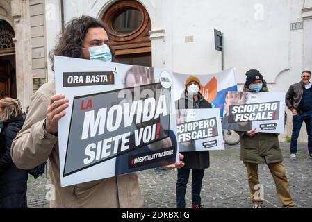 Rome, Italie. 15 décembre 2020. Les propriétaires de restaurant, les chefs et les serveurs protestent lors d'une manifestation devant le Parlement italien. La protestation est contre le couvre-feu imposé en Italie pour contenir la pandémie de Covid-19 et pour demander le soutien économique du gouvernement. Crédit : LSF photo/Alamy Live News Banque D'Images