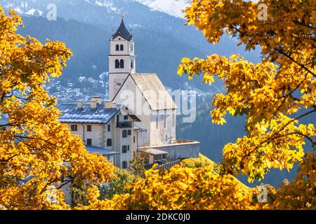 L'église de Colle Santa Lucia encadrée de feuillage d'automne, Agordino, Dolomites, province de Belluno, Vénétie, Italie, Europe Banque D'Images