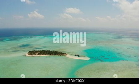 Concept de voyage : plage de sable fin sur une île tropicale de l'atoll de corail à partir de ci-dessus. L'Île Onok, Balabac, Philippines. L'été et les vacances Banque D'Images